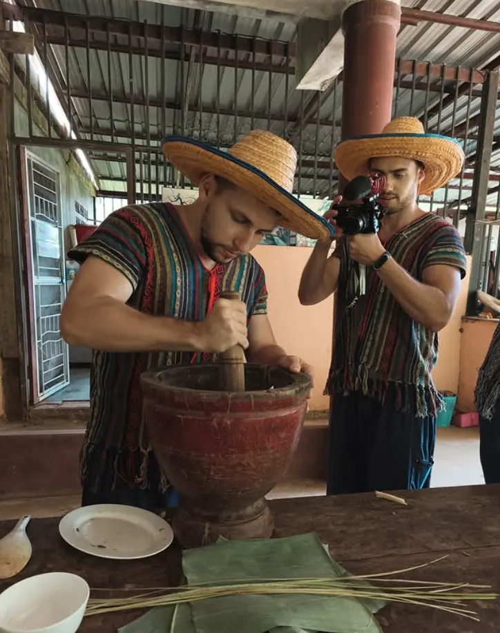 De las mejores experiencias que tuve en Tailandia 🇹🇭 Mi primer contacto con uno de los animales que más me flipaban de pequeño… ¡ELEFANTES! 😍